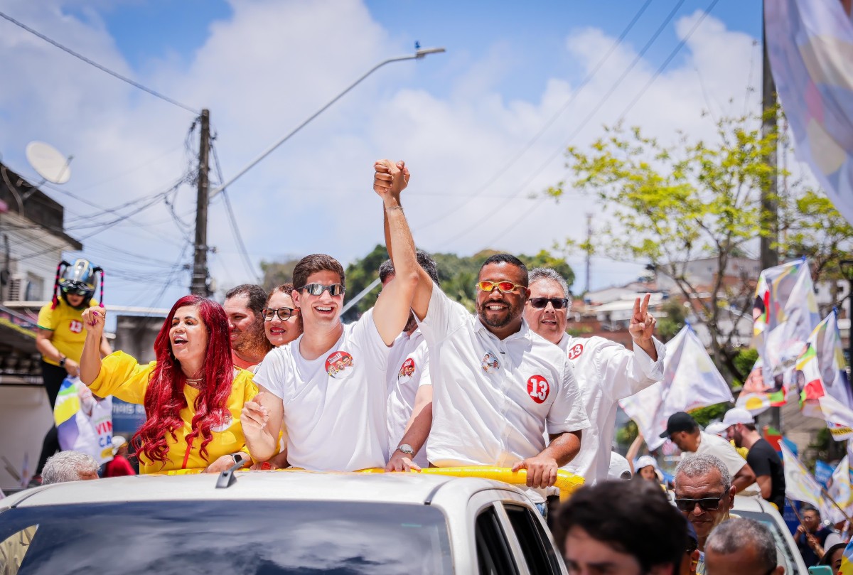 João Campos e Vinicius Castello percorrem 13 bairros do Recife e de Olinda em carreata