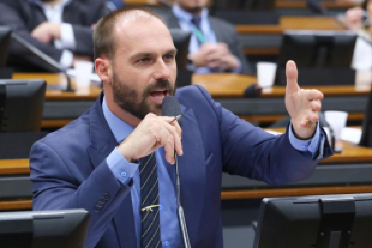 Eduardo Bolsonaro diz que PL repudia tentativa de vincular atentado em Brasília a seu pai e à direita