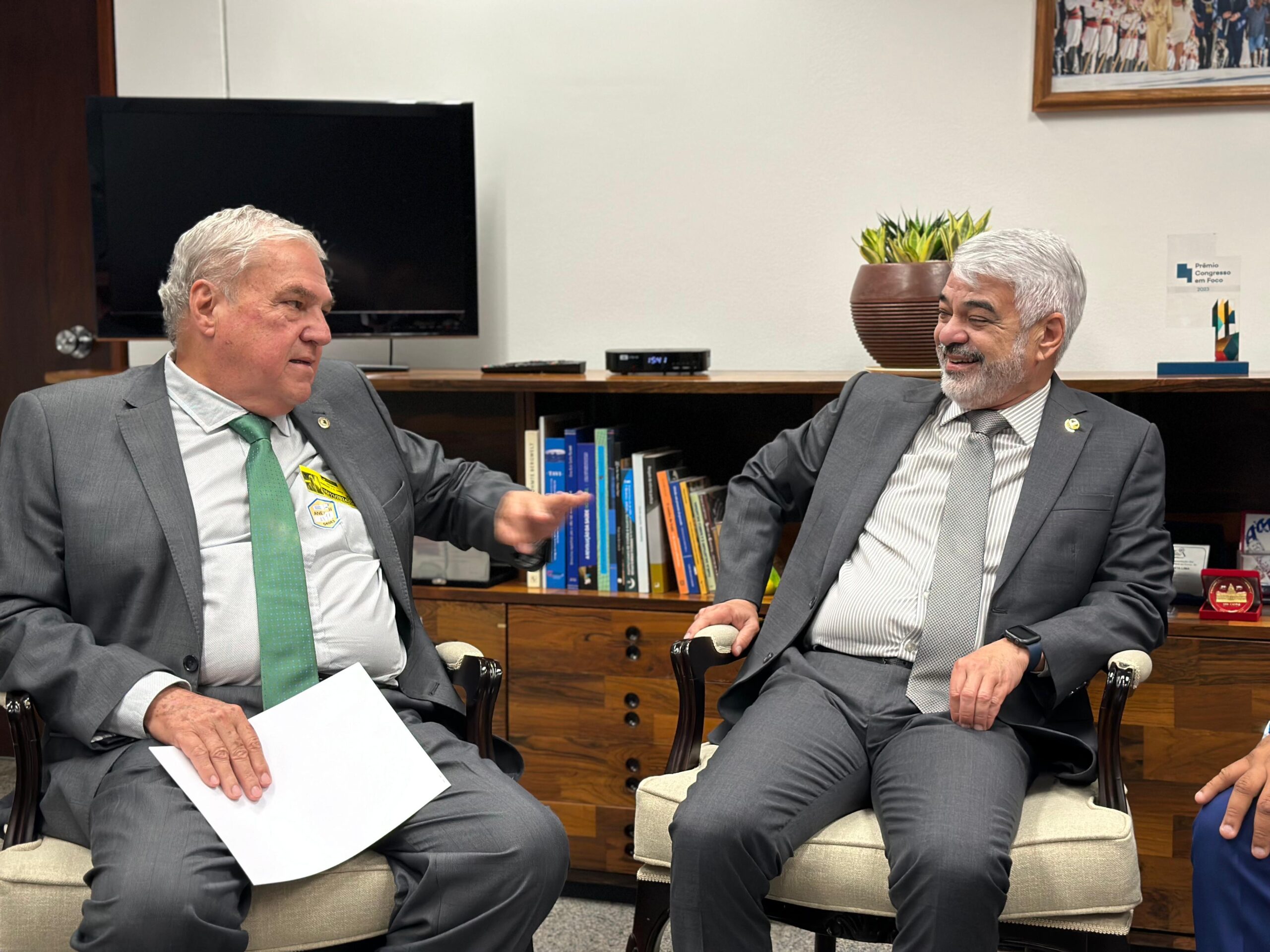 Henrique Queiroz é recebido no gabinete do senador Humberto Costa em Brasília