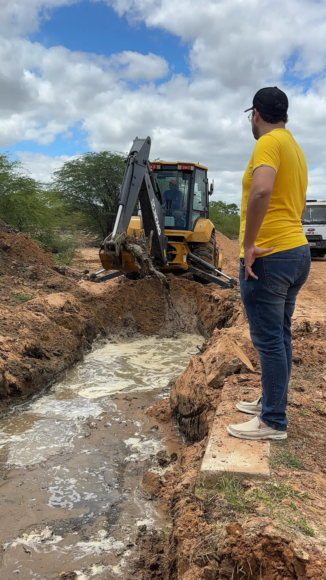 Prefeitura de Orocó inicia manutenção emergencial em pontos críticos da estrada do Riacho do Brígida