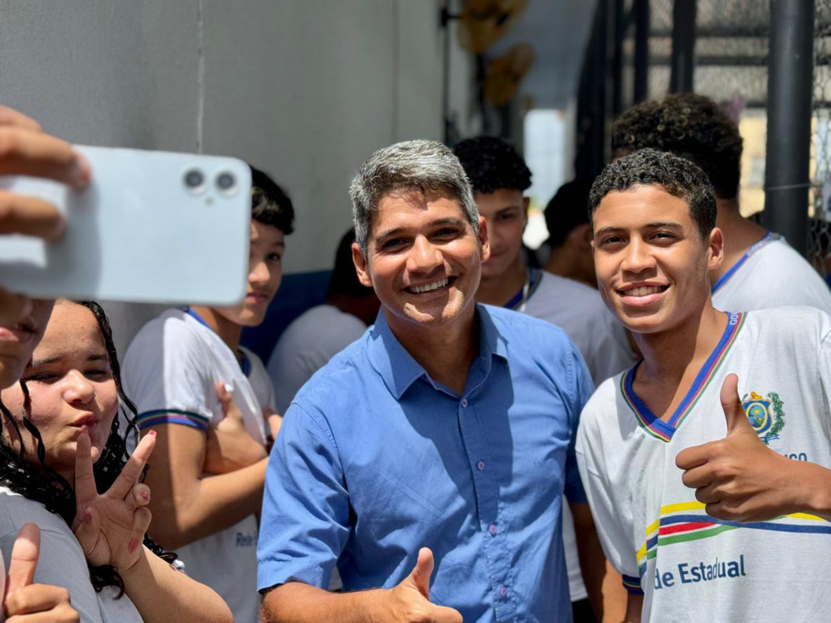 Renato Antunes comemora inauguração de quadra em Escola Estadual no bairro do IPSEP