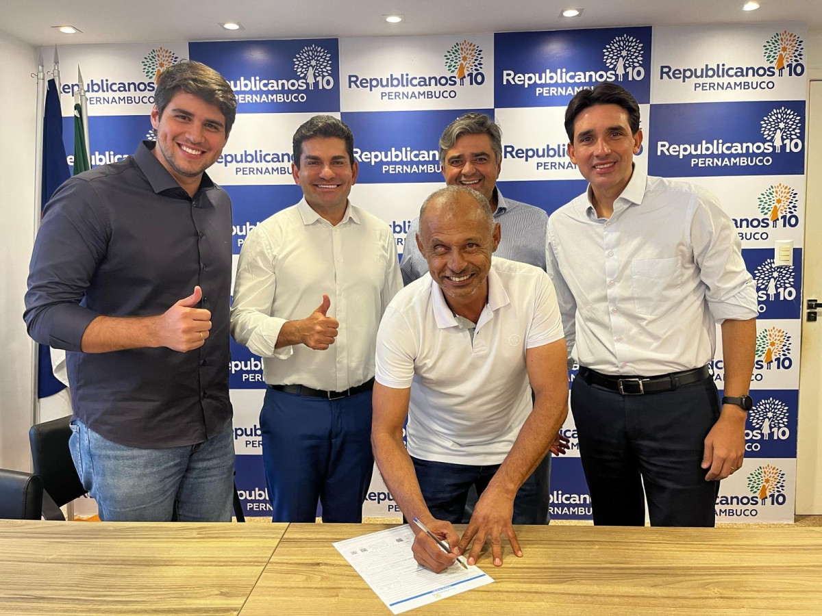 Ministro Silvio Costa Filho filia ao Republicanos Rogério Novaes, vice-prefeito de Petrolândia