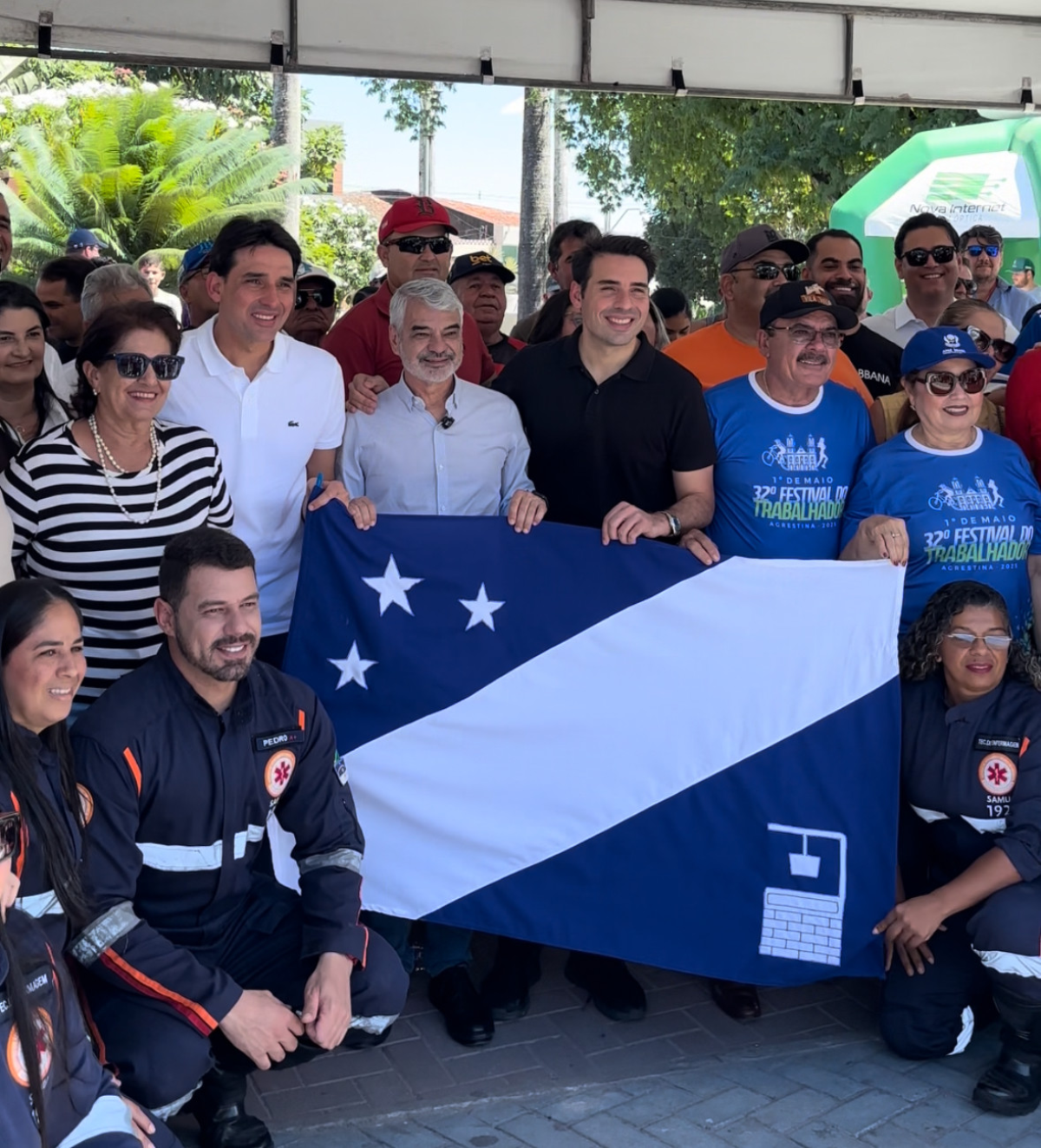 Em Agrestina, João Paulo Costa participa da entrega de ambulância e retroescavadeira