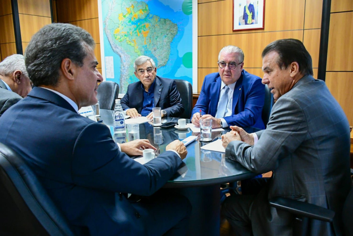 Augusto Coutinho discute regulamentação de apps de transporte com ministro do Trabalho e presidente de comissão