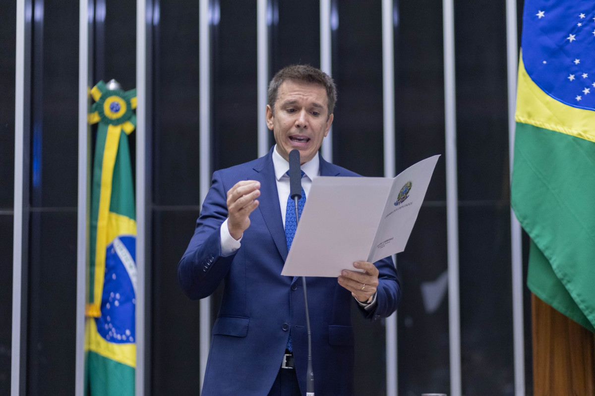 Deputado Felipe Carreras repudia violência de delegado contra ambulante em Fernando de Noronha