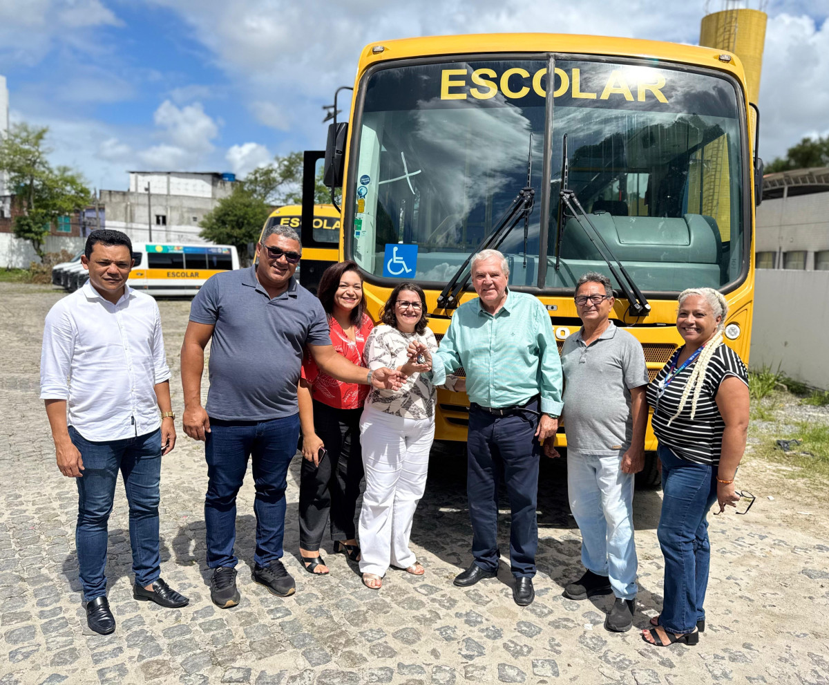 Prefeito Henrique Queiroz recebe novo ônibus escolar zero quilômetro para reforçar o transporte dos estudantes de Buenos Aires
