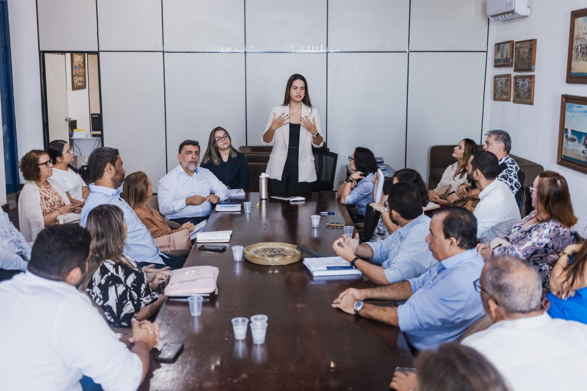 Mirella reúne secretariado e destaca otimização dos recursos públicos no município