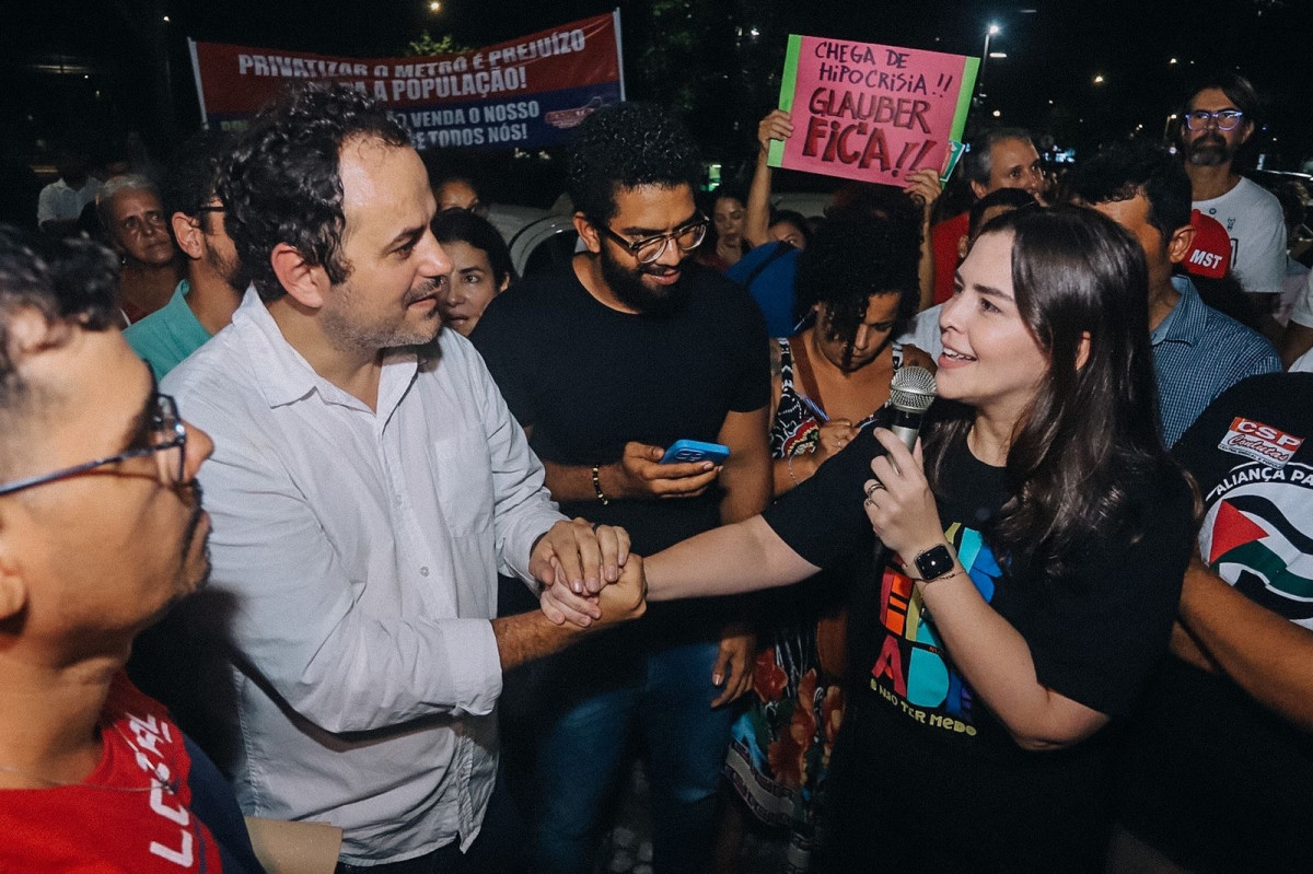 Maria Arraes participa de ato em defesa do mandato de Glauber Braga no Recife