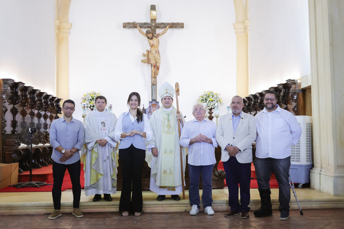 Mirella participa de missa em homenagem a Santo Antônio