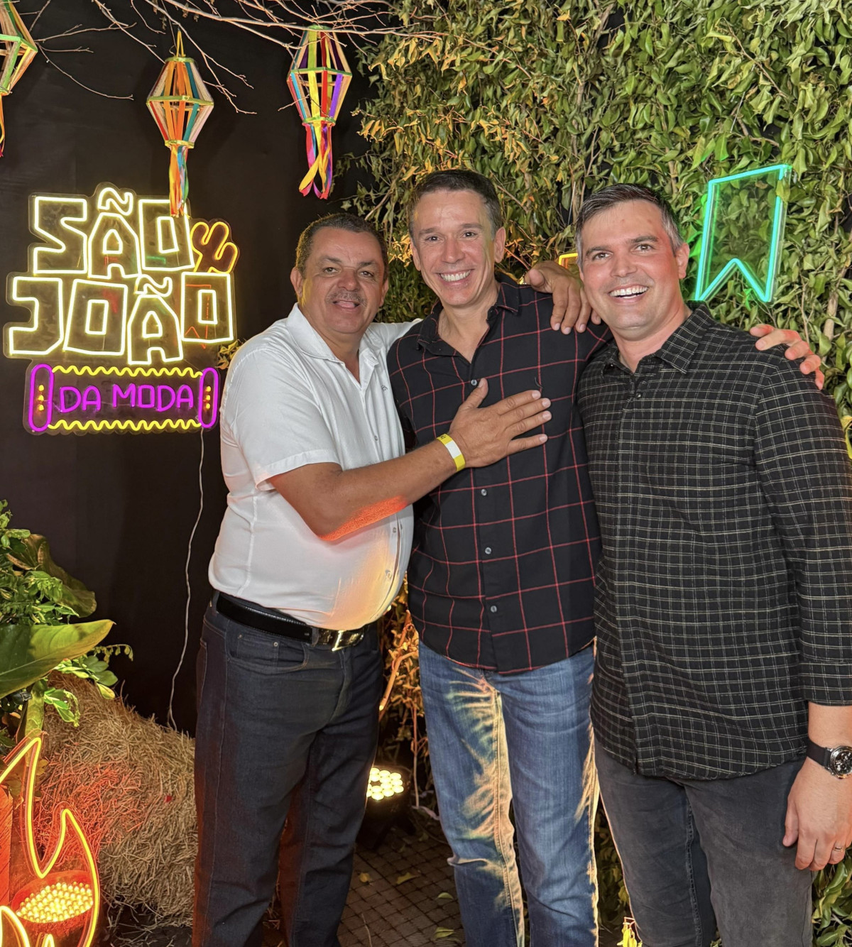 Helinho Aragão recebe Erivaldo Chagas e Felipe Carreras no São João da Moda