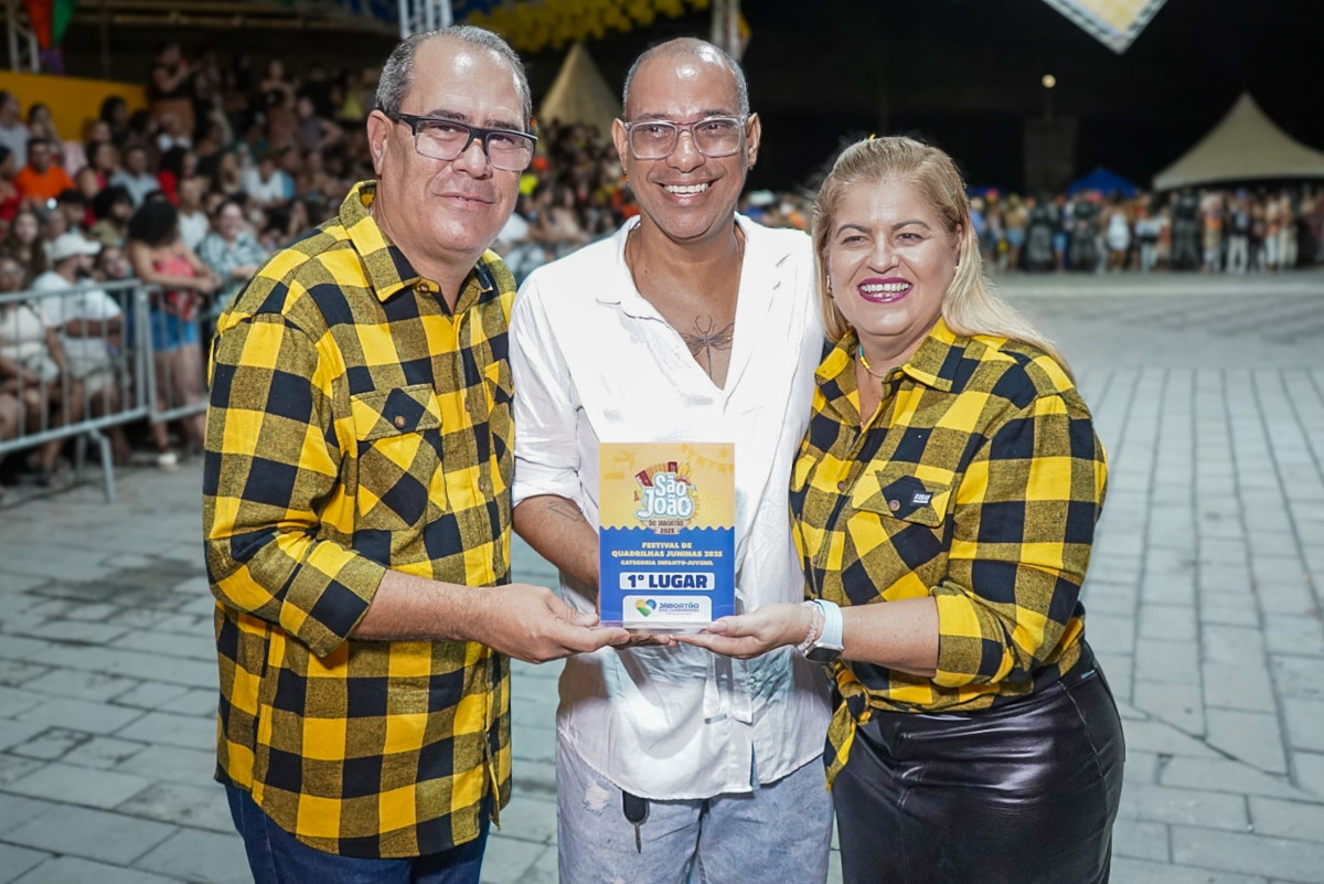 Camarote da acessibilidade recebe visita de Mano e Andrea Medeiros no Festival de Quadrilhas