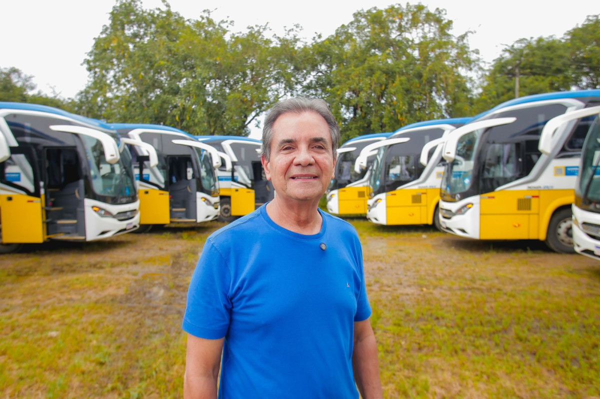 Com oito novos ônibus, Carlos Santana renova frota do transporte universitário de Ipojuca