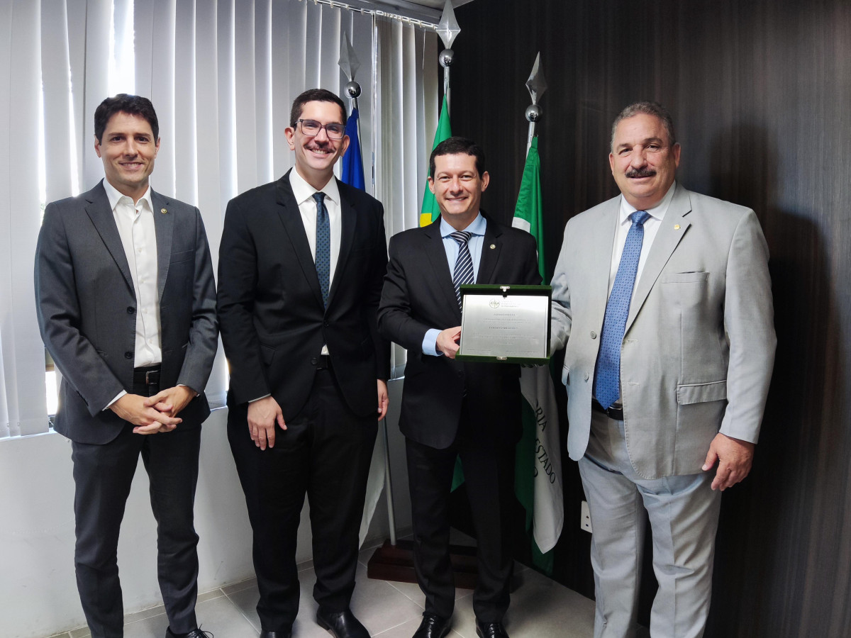 Eriberto Medeiros é homenageado pela Defensoria Pública de Pernambuco por apoio à instituição