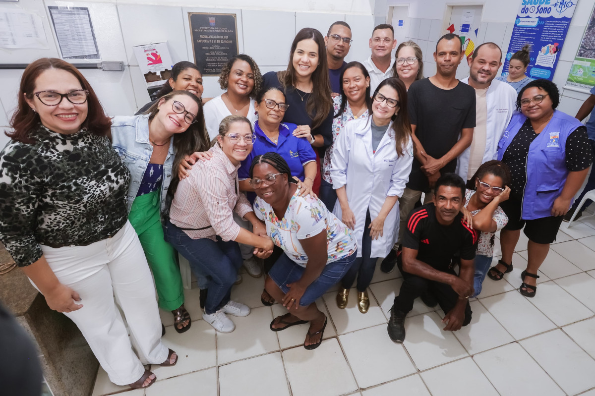 Mirella vistoria unidades de saúde em Olinda