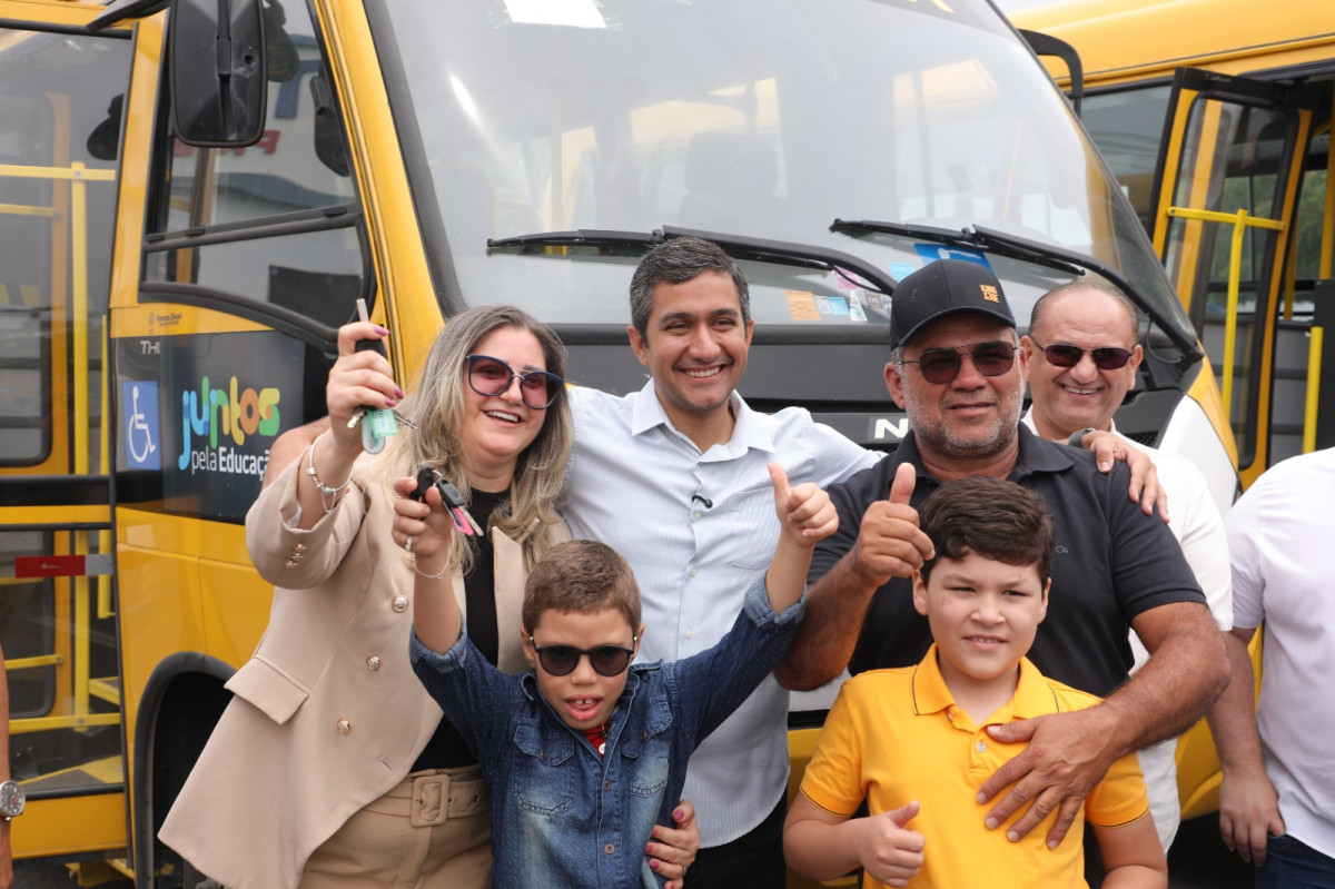 Flávio Marques entrega mais dois micro-ônibus para a educação de Tabira