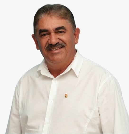 Prefeito Edson Quebra Santo anuncia que o dinheiro da primeira parcela do precatório dos professores municipais está na conta 