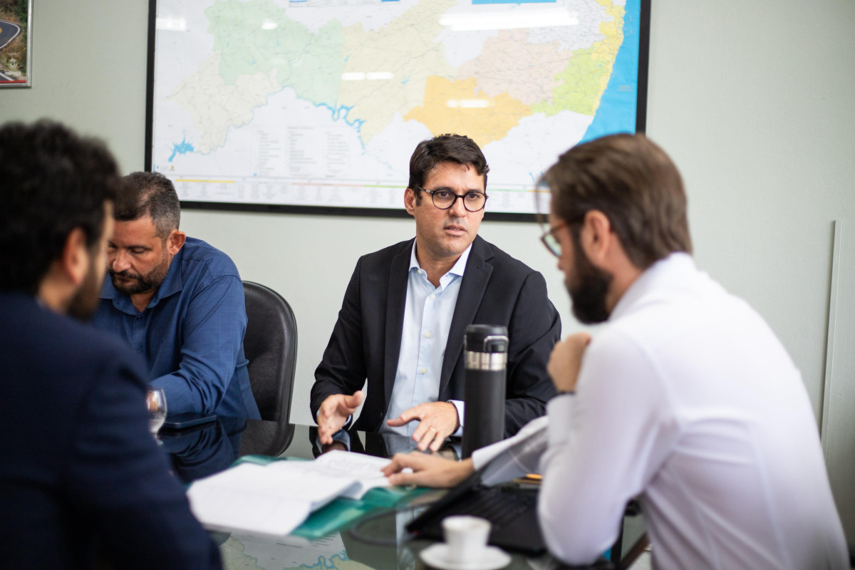 Diego Cabral articula a criação de mais cinco linhas de ônibus circulares em Camaragibe durante reunião na Semobi-PE