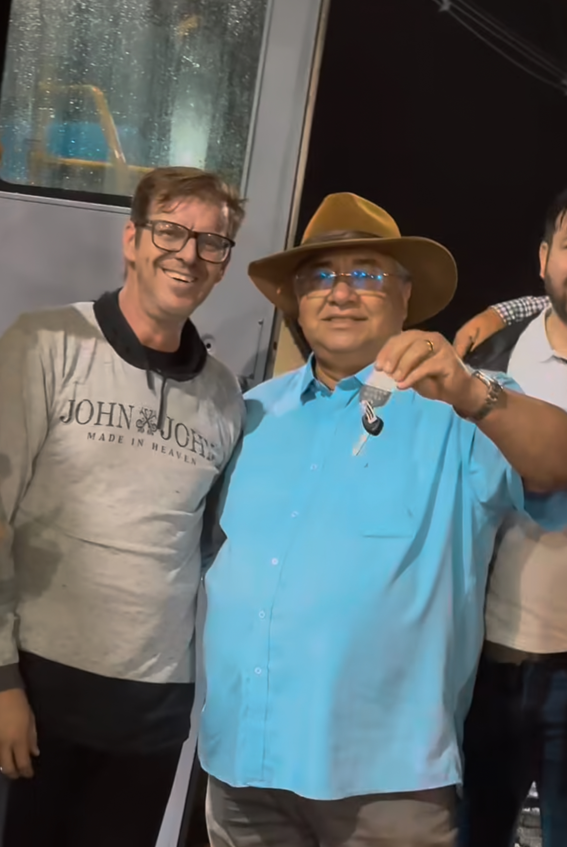 Prefeito Arnóbio Gomes comemora conquista de mais um ônibus escolar para os alunos de Terezinha 