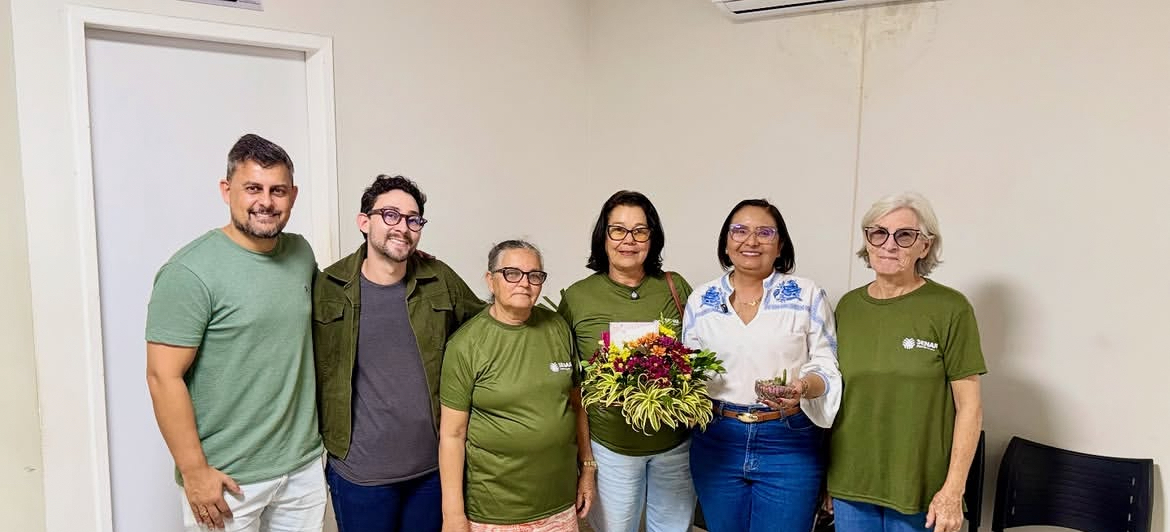 Prefeita Rivanda Freire recebe presente dos alunos do curso de Floricultura 