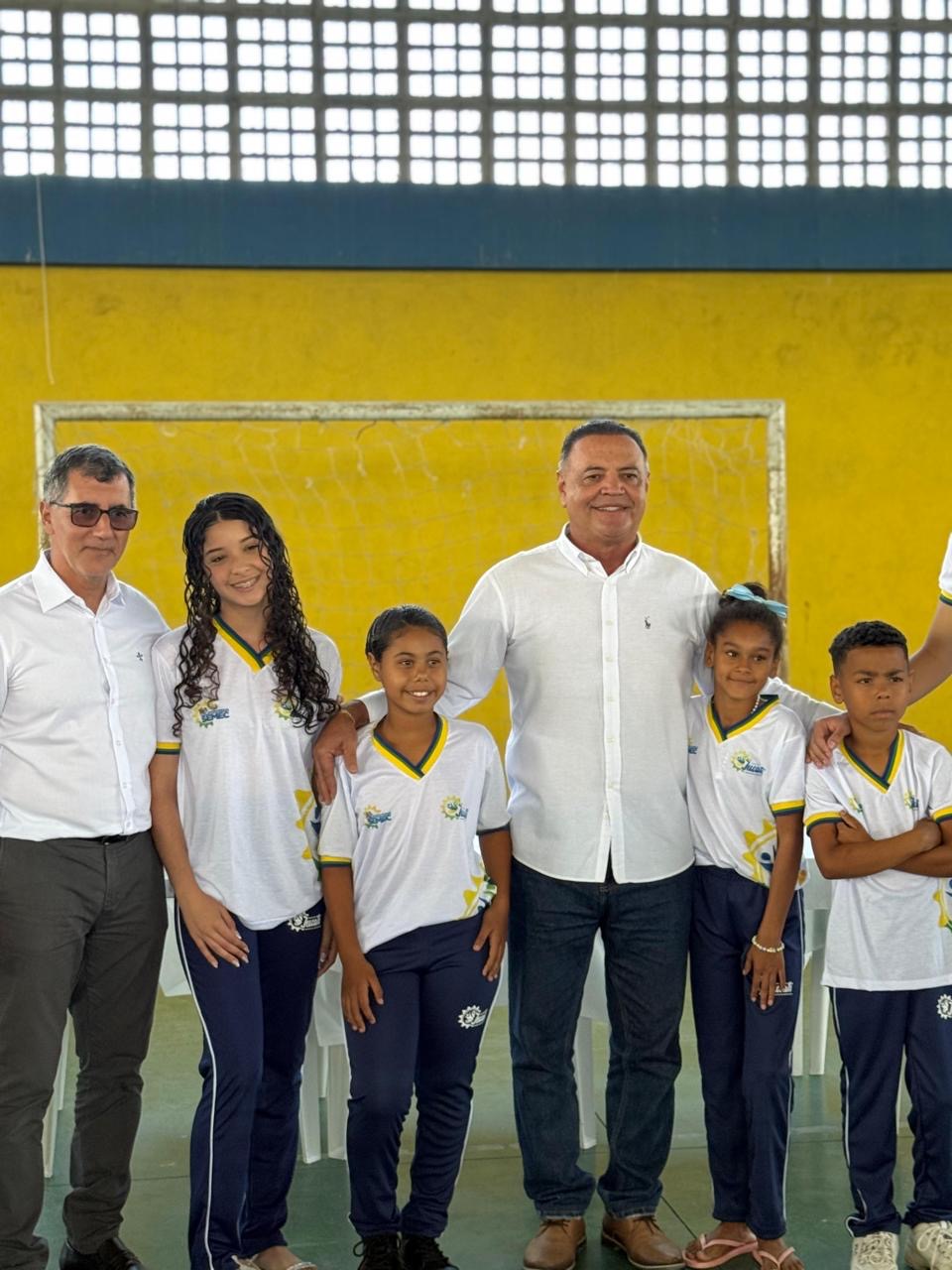 Prefeitura de Jucati entrega fardamentos para alunos da rede municipal e anuncia aquisição de oito ônibus escolares