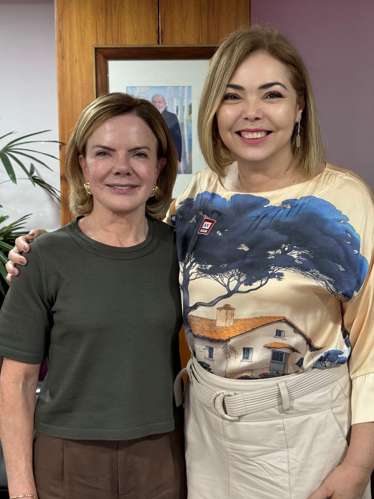 Liana é recebida por Gleisi Hoffmann no Palácio do Planalto em Brasília 