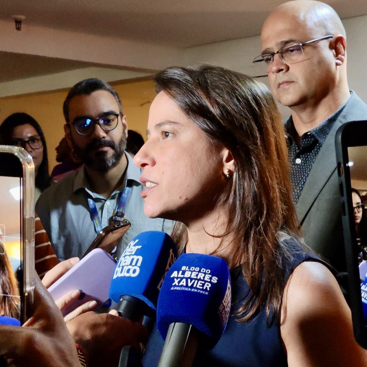 Governadora Raquel Lyra realiza entrega de kits viagem para estudantes do Programa Ganhe o Mundo