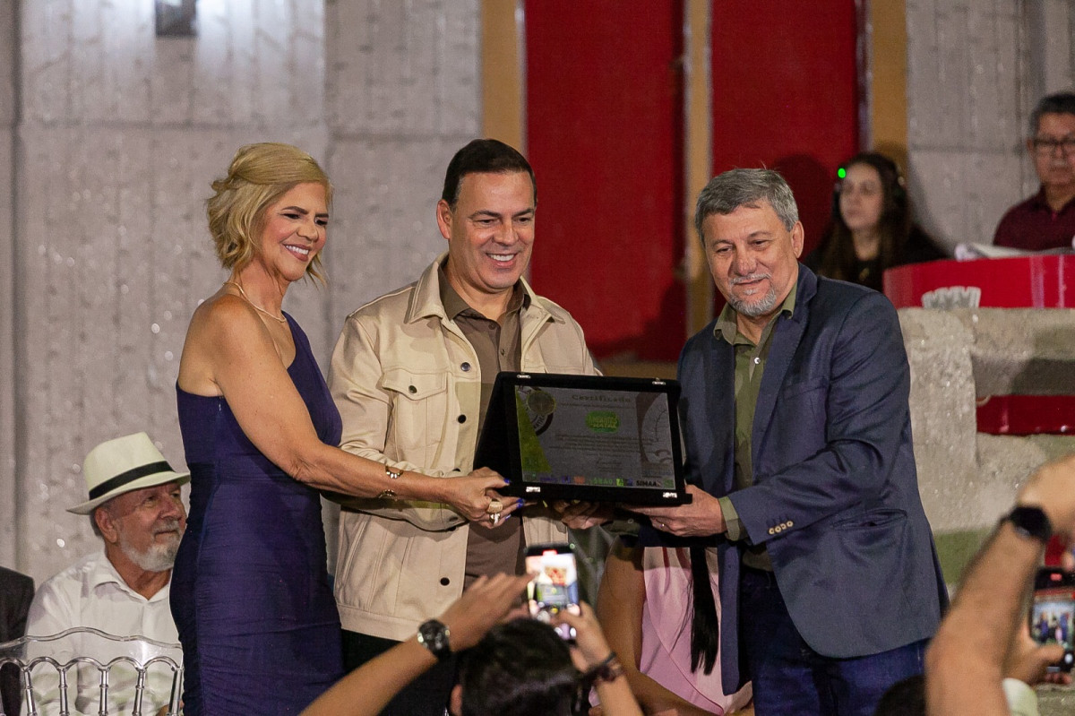 Garanhuns inicia Encantos do Natal 2025 com acendimento das luzes e show pirotécnico