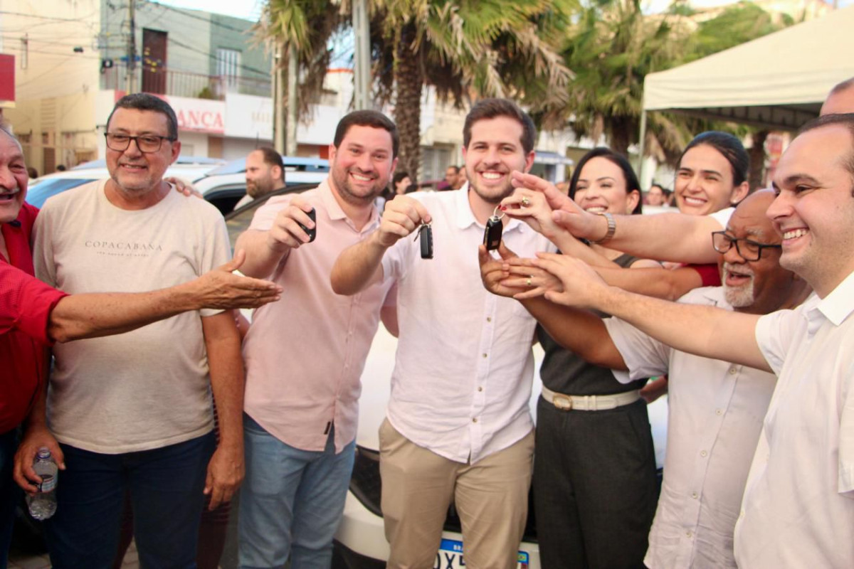 Pedro Campos entrega veículos para fortalecer a educação em Serra Talhada 