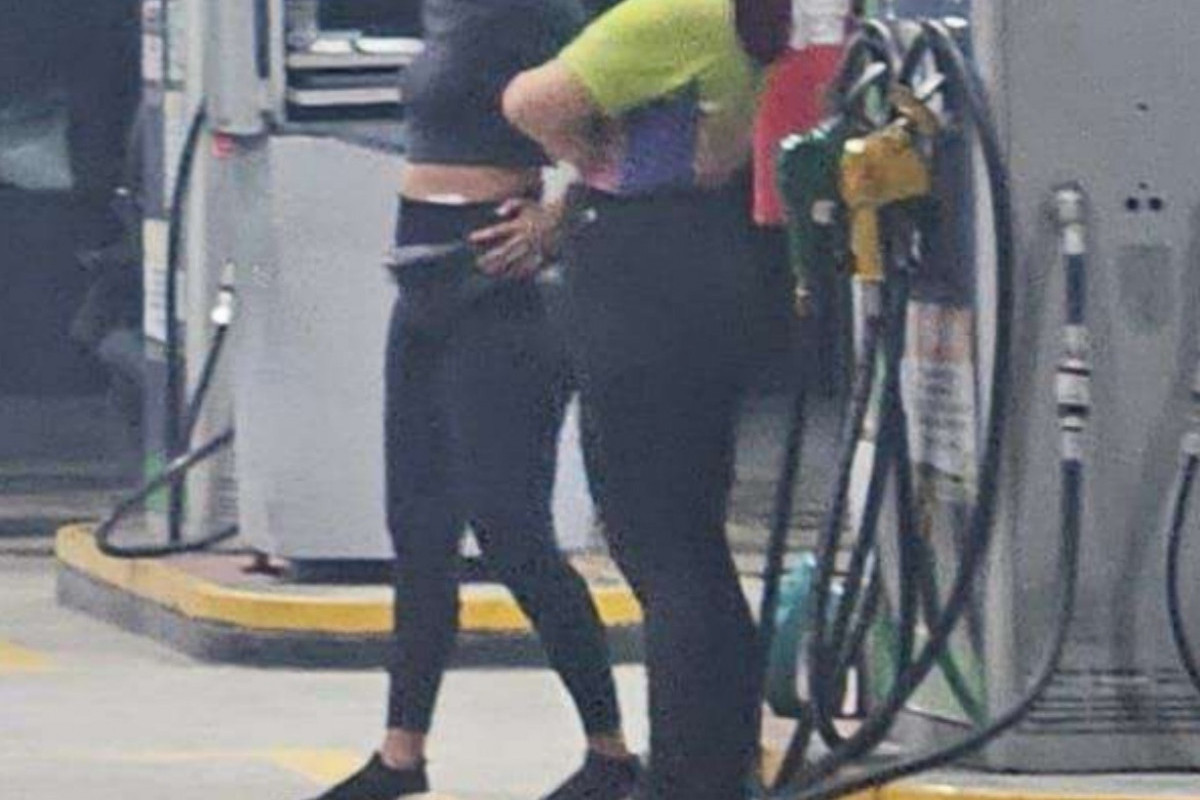Posto de gasolina no Recife é acusado de obrigar mulheres a trabalhar de cropped e legging