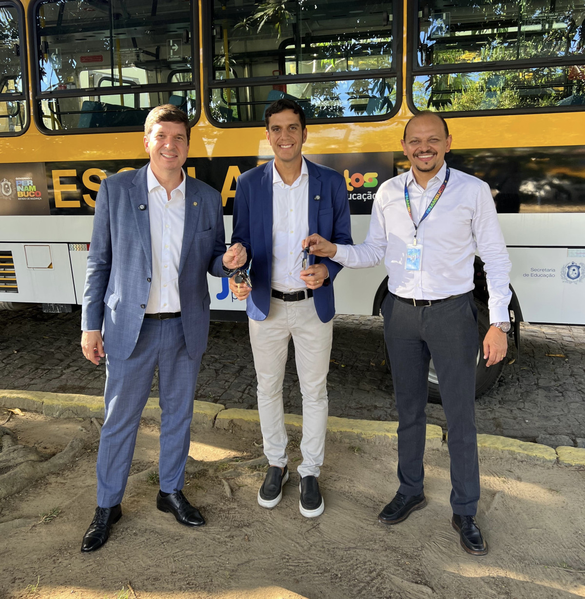 Joãozinho Tenório e o prefeito Duguinha Lins participam da entrega de novos ônibus escolares para São Joaquim do Monte