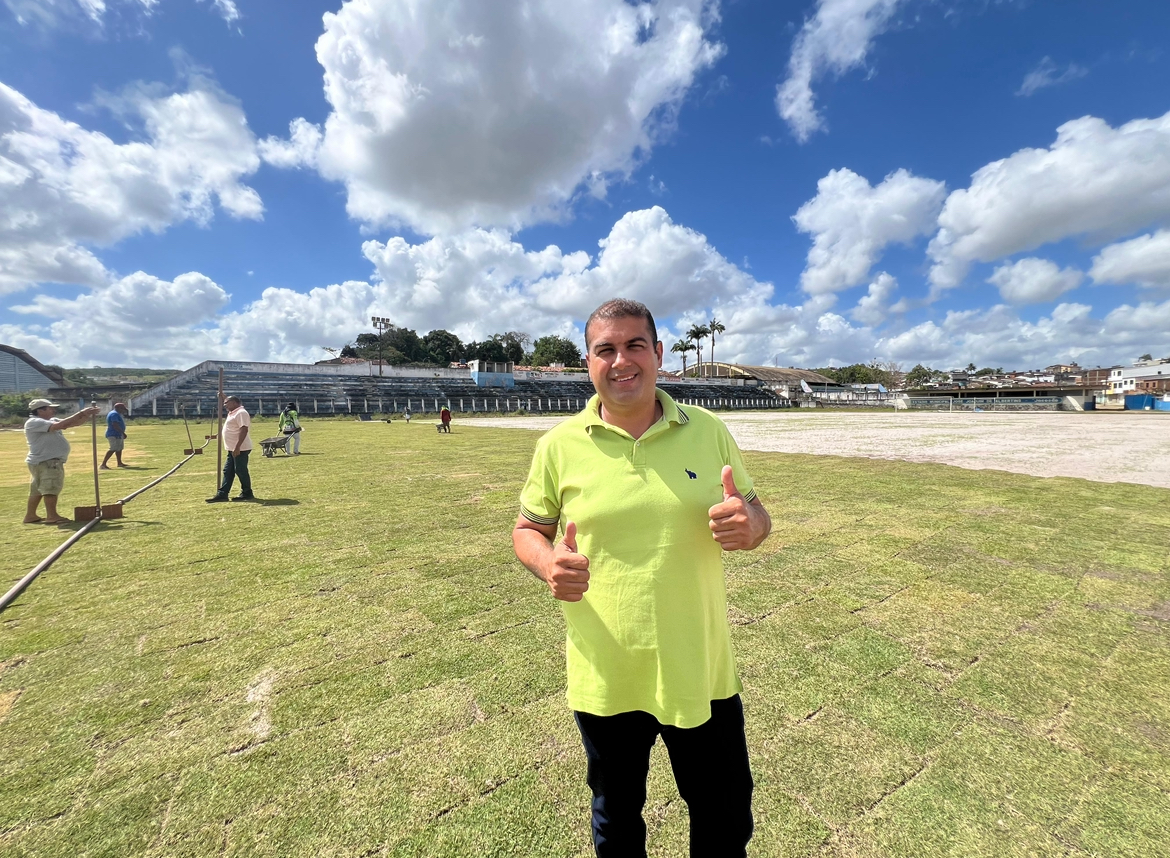 Prefeito Eder Waltter inicia o plantio do novo gramado do Estádio Municipal Jacozão
