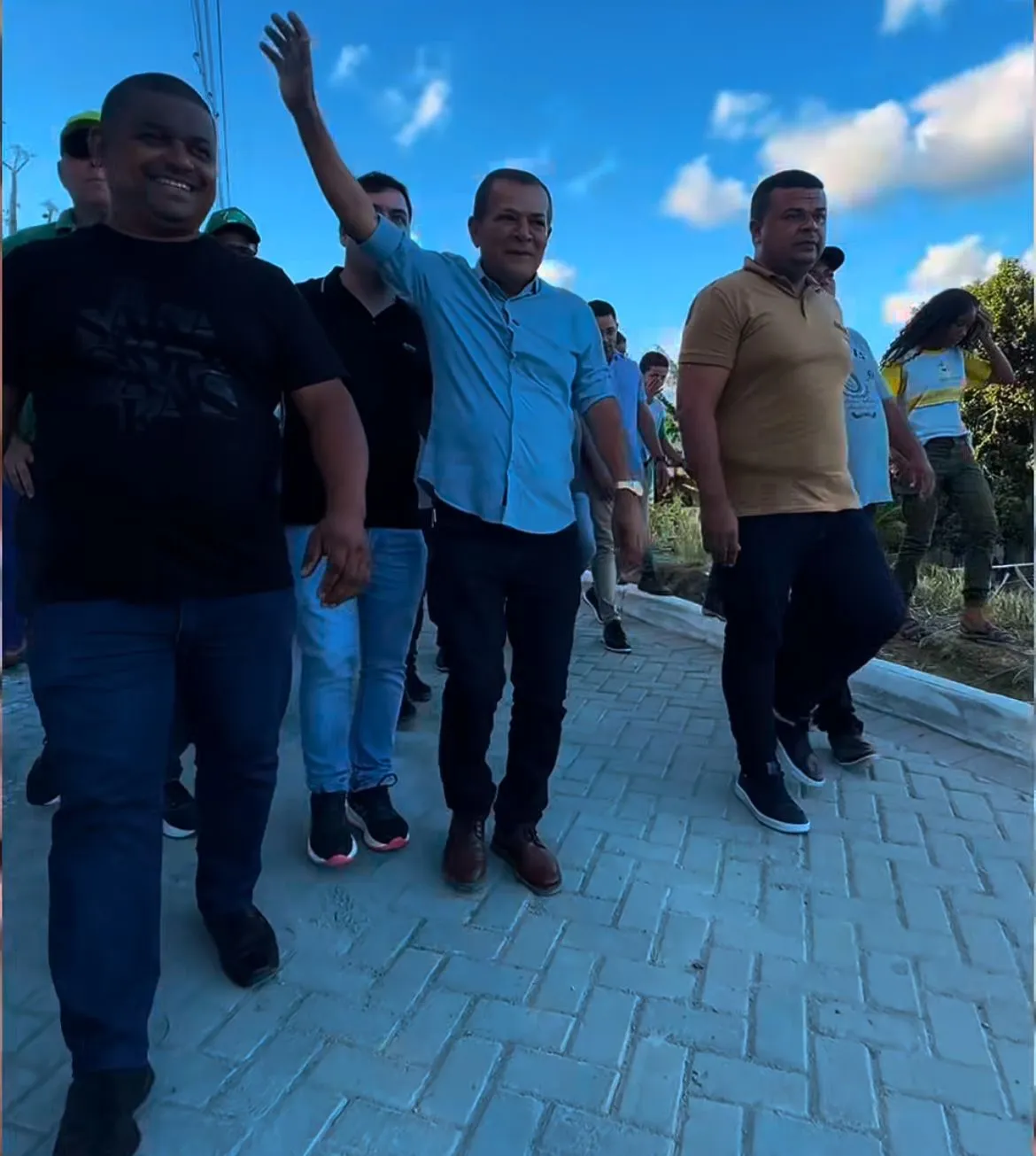 Prefeito Miruca entrega novas ruas pavimentadas na Agrovila Liberal, em Água Preta