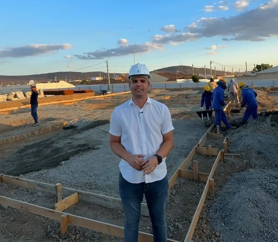 Prefeito Helinho Aragão acompanha avanço das obras do Residencial Santa Cruz do Capibaribe