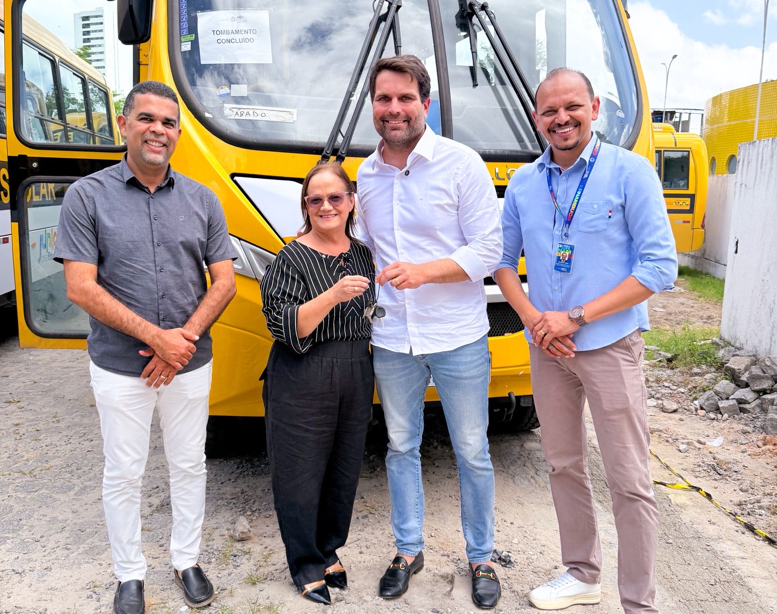 Gustavo Gouveia entrega novos ônibus escolares para Paudalho em parceria com o Governo do Estado