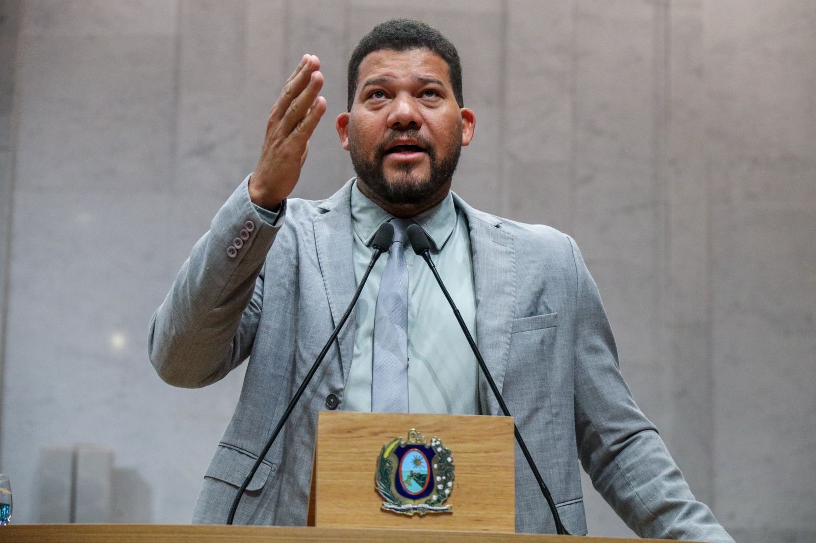 Deputado Abimael Santos cobra explicações sobre atrasos salariais de vigilantes