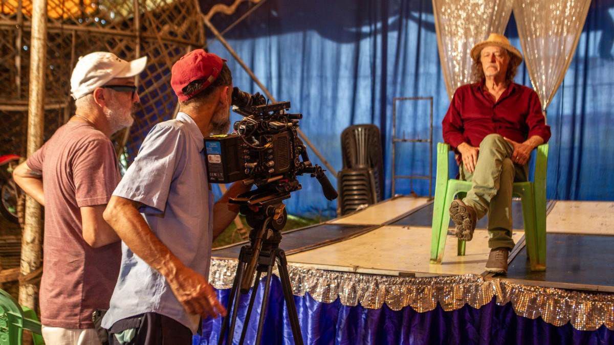 Uma das fases mais importantes da carreira de Alceu Valença, que completa 80 anos nesta terça (1º), é resgatada pelas lentes do documentário “Vivo 76”, que já está dando o que falar no circuito de festivais e tem previsão de chegar ainda este ano às salas de cinema de todo o país. Dirigido pelo pernambucano Lírio Ferreira (de “Baile Perfumado”), o filme passou por vitrines como o festival In-Edit Brasil, maior evento dedicado a documentários musicais do país, e a 21ª Mostra de Cinema de Ouro Preto, que aconteceu na última semana. Em 2026, além das celebrações dos 80 anos do artista, o disco que dá título à produção completa 50 anos — e segue sendo um dos mais inspiradores de toda a sua trajetória.