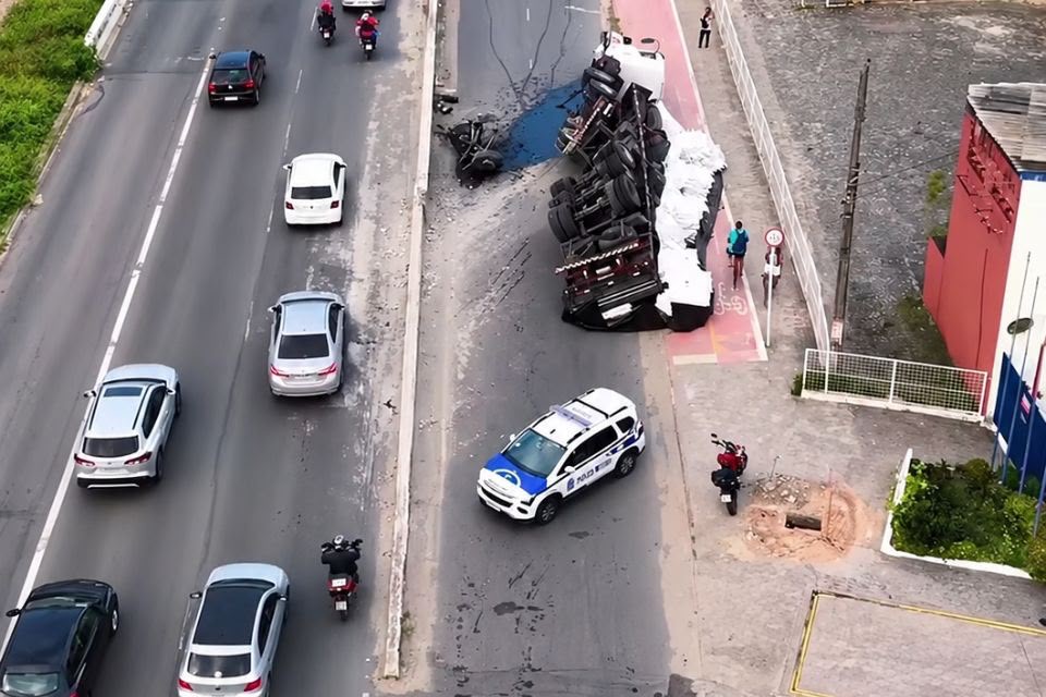Carreta de açúcar tomba e deixa trânsito lento na Avenida Pan Nordestina, em Olinda