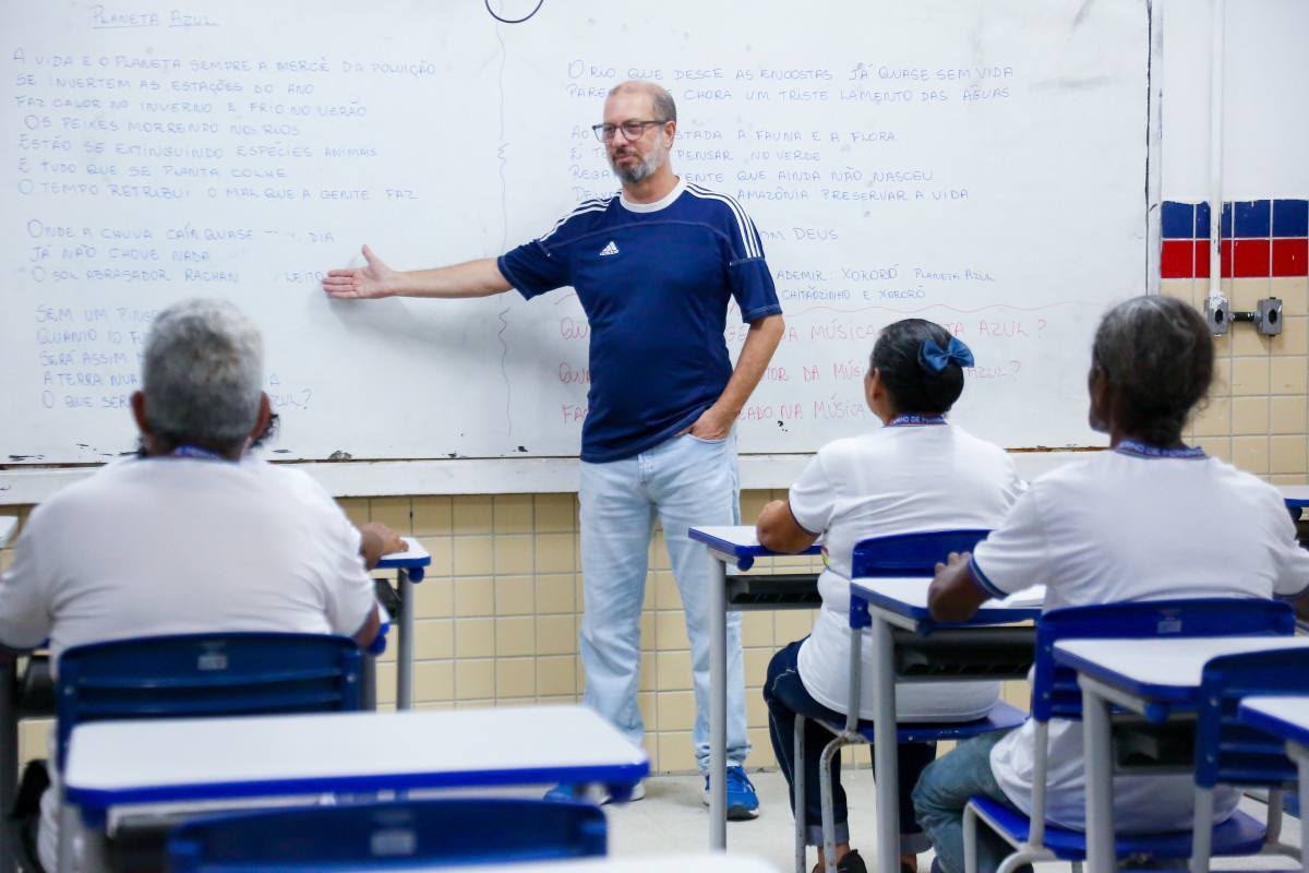Governo de Pernambuco abre matrículas da EJA para o segundo semestre de 2026