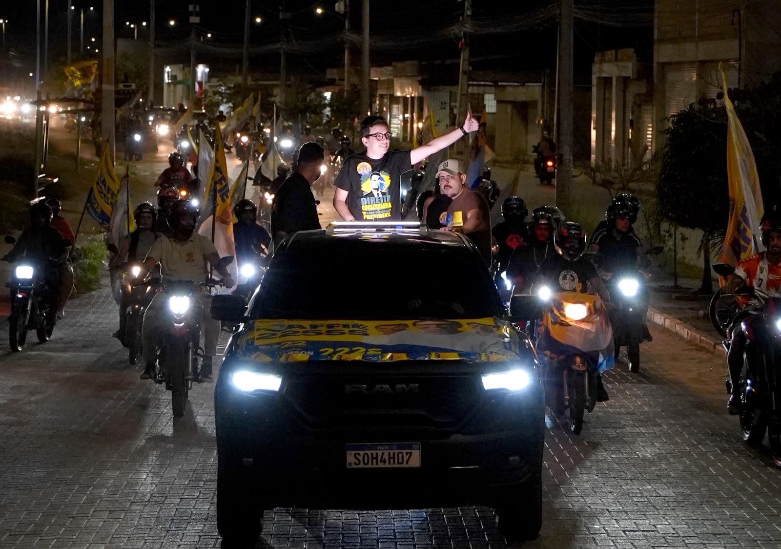 Raffiê lidera carreata em prol de Flavio Bolsonaro pelas ruas de Caruaru